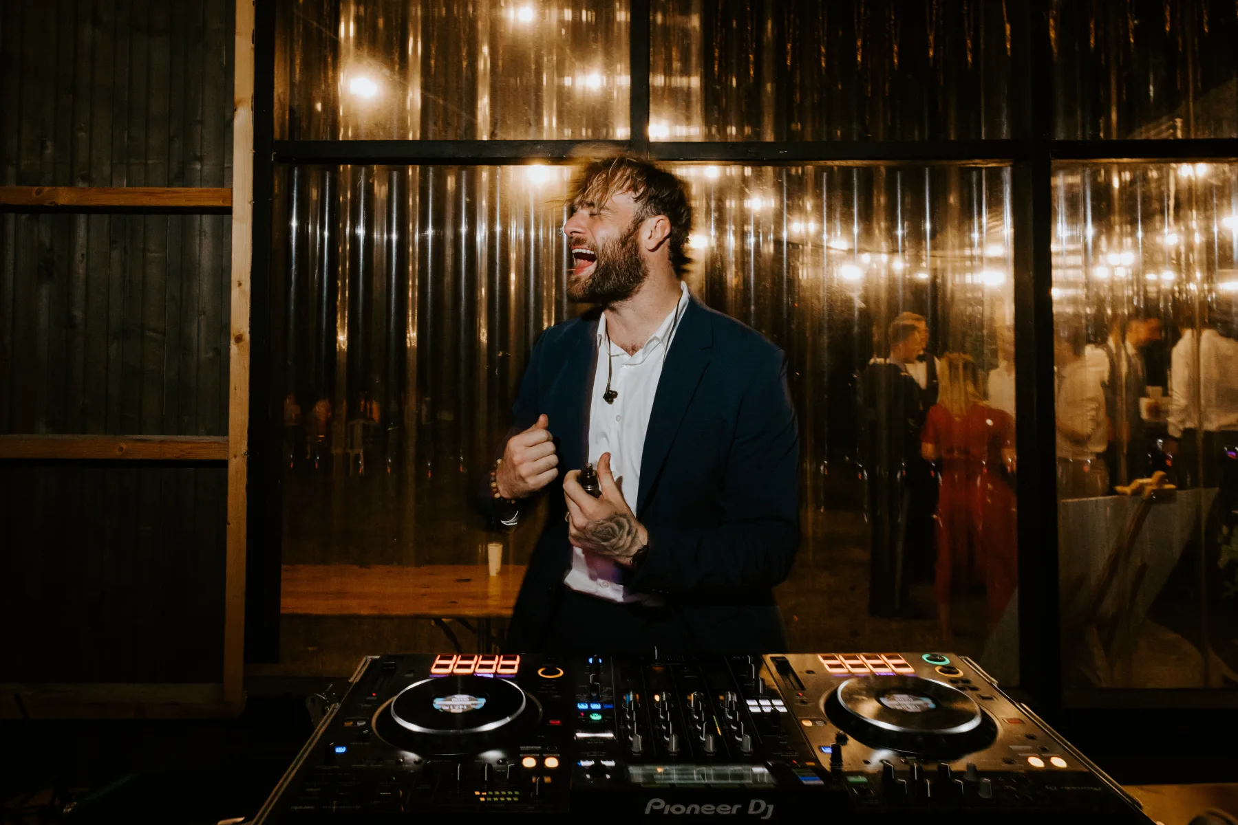 DJ Cozy Production aux platines pendant une soirée
