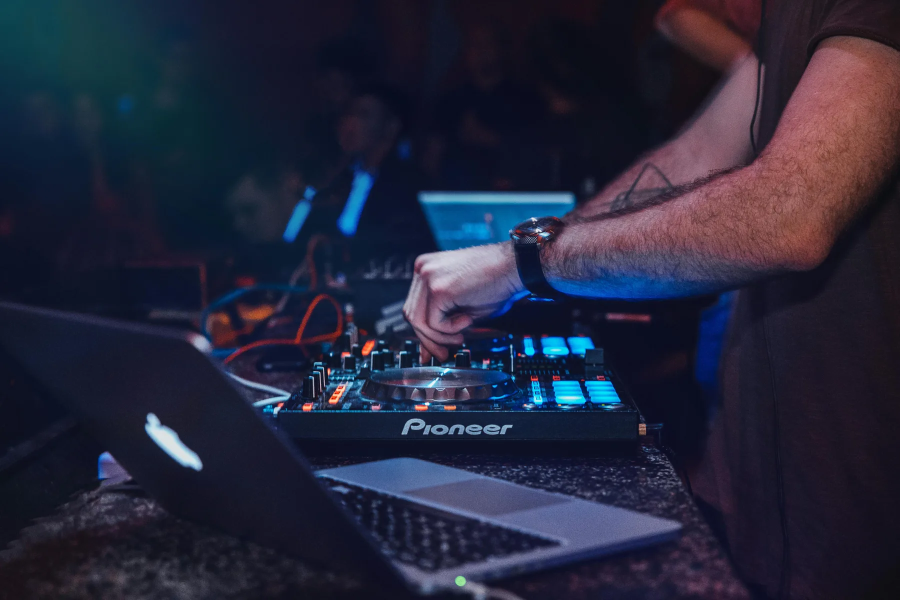 Mains du DJ sur les platines Pioneer