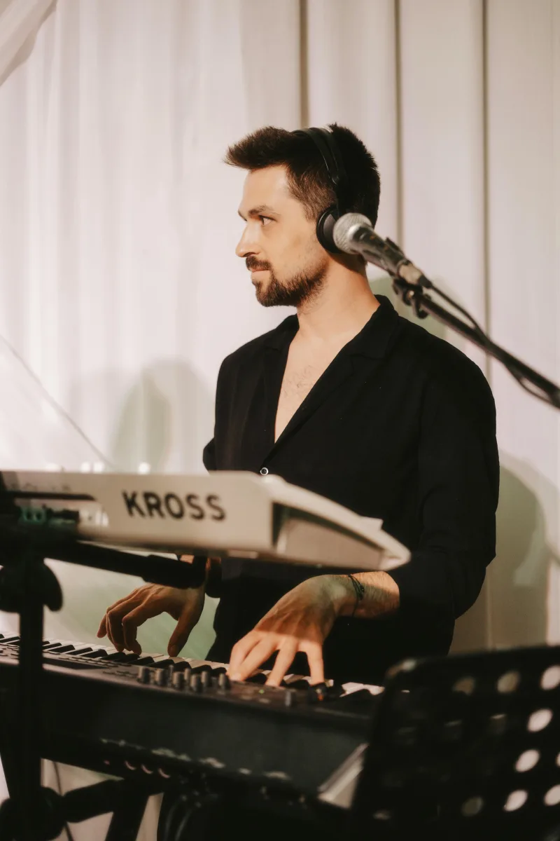 Chanteur et claviériste en live