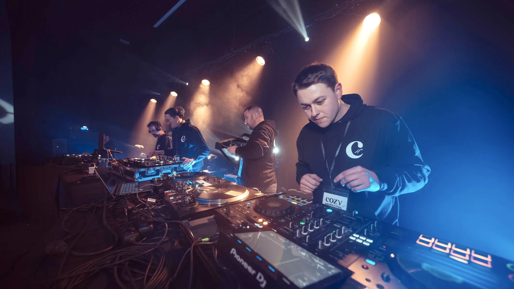 DJ et musiciens sur scène