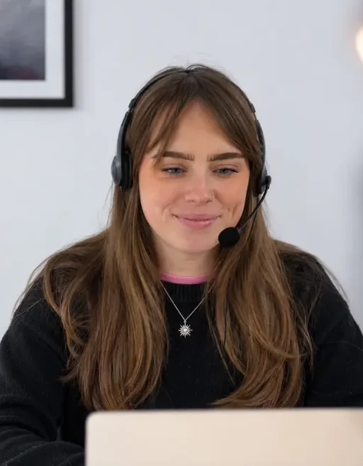 Léa le Dour, casque micro, au téléphone avec un couple